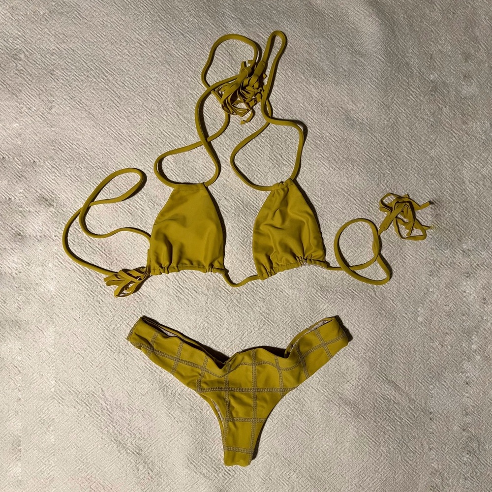 Cannons Top, Hookipa bottom - yellow/mustard like color